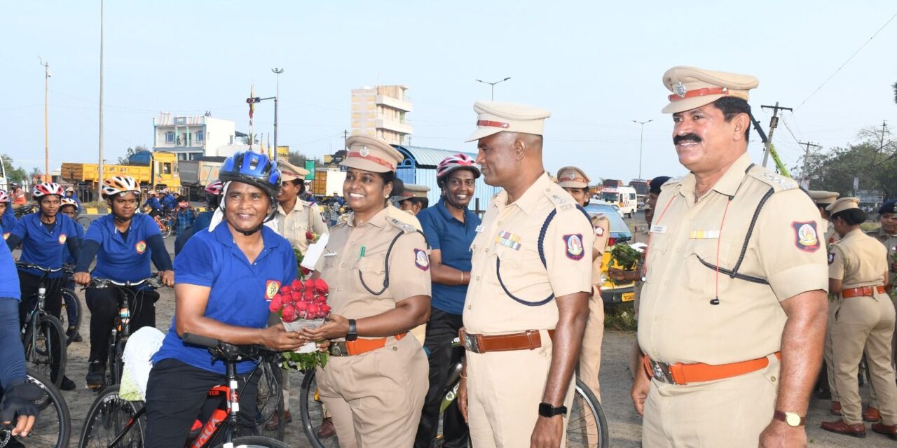 சென்னையிலிருந்து வந்த பெண் காவல்துறையினரின் சைக்கிள் பேரணியை மலர் கொடுத்து வரவேற்ற பெரம்பலூர் மாவட்ட காவல் கண்காணிப்பாளர்…   