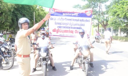 காவலர்களோடு இருசக்கர வாகனத்தில் ஹெல்மெட் அணிந்து  விழிப்புணர்வு பேரணியில் ஈடுபட்ட நாகை மாவட்ட காவல் கண்காணிப்பாளர்  ஹர்ஷ் சிங் IPS.,