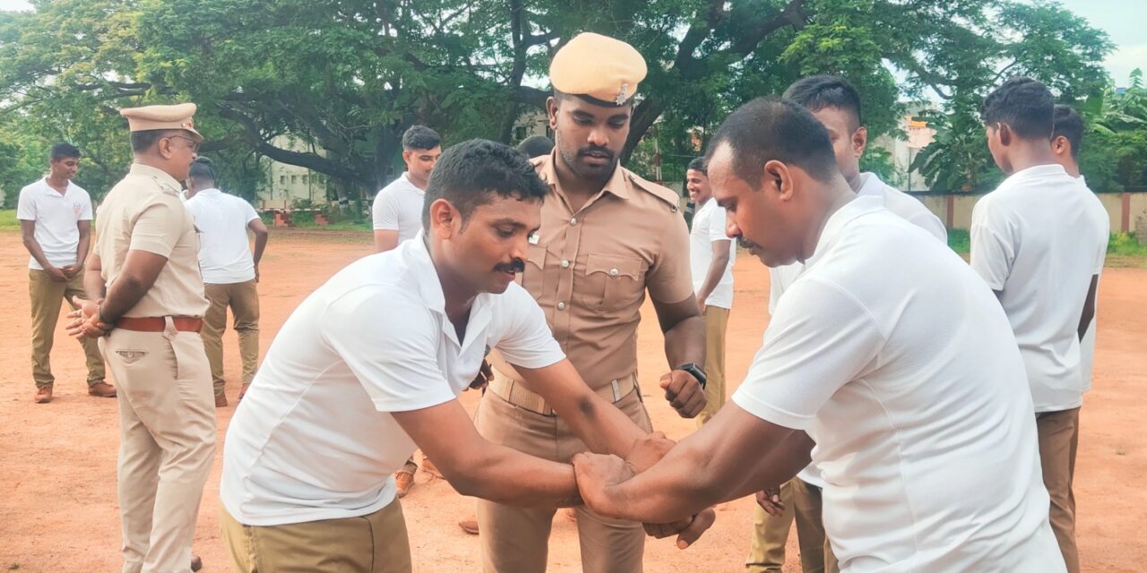 கடலூர் மாவட்ட ஆயுதப்படை மைதானத்தில் பயிற்சி பெற்று வரும் ஊர்க்காவல் படையினருக்கு பேரிடர் கால மீட்புப் பயிற்சி நடத்தப்பட்டது