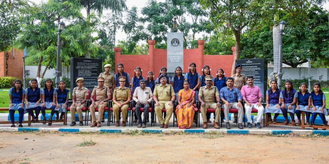 பள்ளிக்கூடம் 2.O என்ற திட்டத்தின் தொடர்ச்சியாக “காவல்துறையினருடன் ஒரு நாள்” நிகழ்வு… பங்கேற்ற பள்ளி மாணவிகள் நெகிழ்ச்சி…