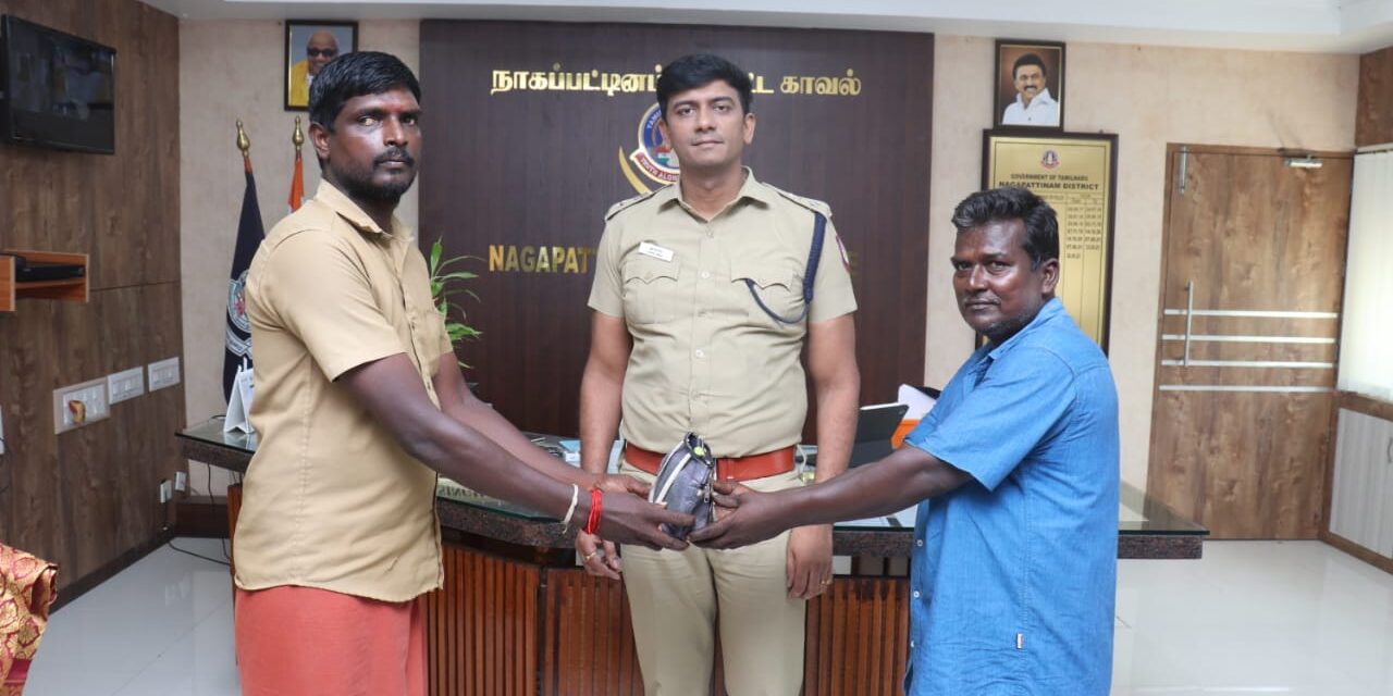 தவறவிட்ட பொருளை மீட்டு உரியவரிடம் ஒப்படைத்த ஆட்டோ ஓட்டுநருக்கு குவியும் பாராட்டுகள்