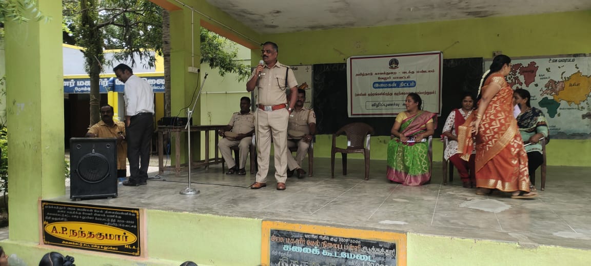 ஒடுகத்தூர் அரசு பெண்கள் மேல்நிலைப்பள்ளியில்  கூடுதல் காவல் கண்காணிப்பாளர் கௌதமன்பள்ளி மாணவியர்களுக்கு Women Helpline குறித்து  விழிப்புணர்வு ஏற்படுத்தினார்