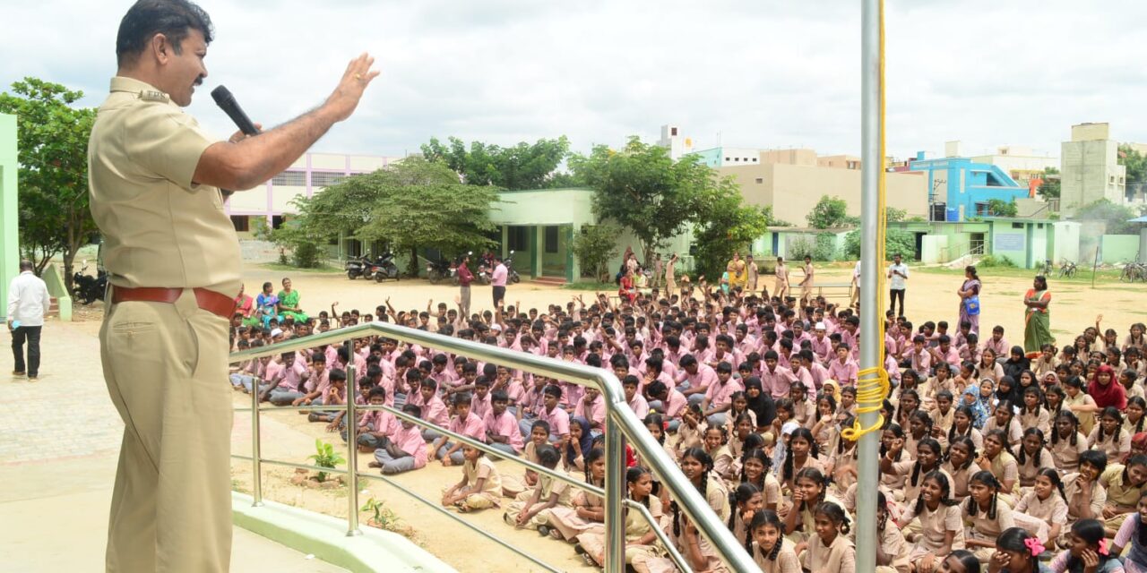 வாணியம்பாடி உட்கோட்ட காவல்  துணை  கண்காணிப்பாளர் விஜயகுமார் அரசு மேல்நிலைப்பள்ளியில் பெண்கள் பாதுகாப்பு குறித்து விழிப்புணர்வு ஏற்படுத்தினார்