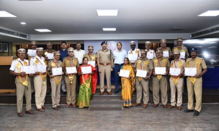 சென்னைபெருநகரகாவல்ஆணையாளர் பணிஓய்வுபெற்ற18காவல்அலுவலர்களை பாராட்டிசான்றிதழ்கள்வழங்கினார்.