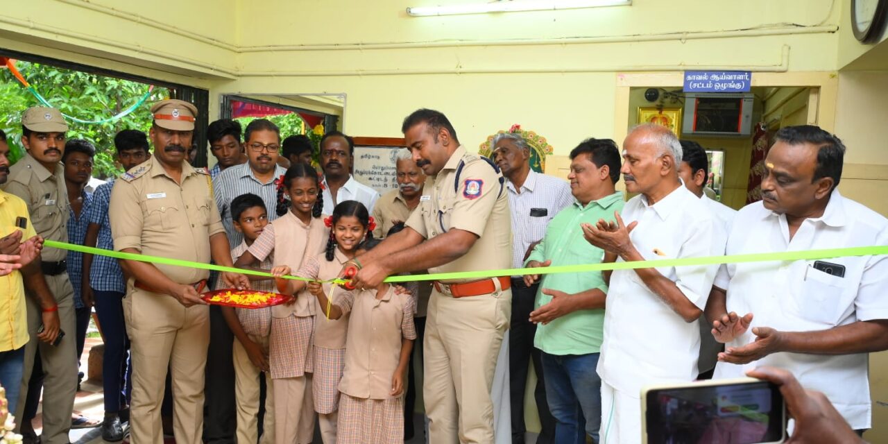 அருப்புக்கோட்டை நகர் காவல் நிலையத்தில் அமைக்கப்பட்டுள்ள சிசிடிவி கேமரா கண்காணிப்பு மையத்தினை மாவட்ட காவல் கண்காணிப்பாளர் சீனிவாச பெருமாள் ரிப்பன் வெட்டி திறந்து வைத்து பார்வையிட்டார்.