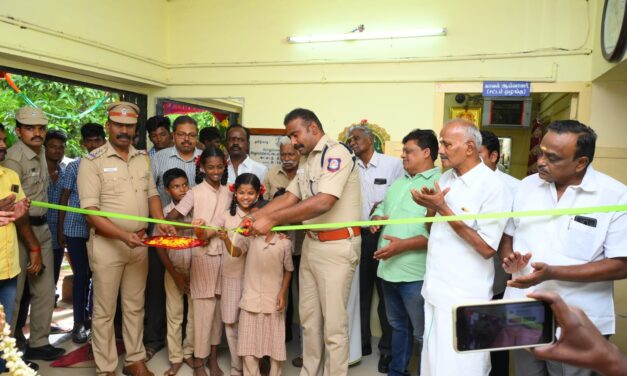 அருப்புக்கோட்டை நகர் காவல் நிலையத்தில் அமைக்கப்பட்டுள்ள சிசிடிவி கேமரா கண்காணிப்பு மையத்தினை மாவட்ட காவல் கண்காணிப்பாளர் சீனிவாச பெருமாள் ரிப்பன் வெட்டி திறந்து வைத்து பார்வையிட்டார்.