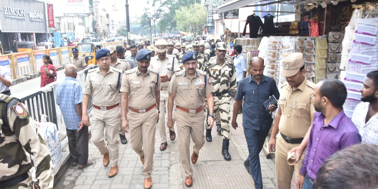 சென்னை பெருநகர காவல் ஆணையாளர் சந்தீப் ராய் ரத்தோர், இ.கா.ப.,தி.நகர் பகுதியில் செய்யப்பட்டுள்ள பாதுகாப்பு ஏற்பாடுகளை ஆய்வு செய்து அதிகாரிகளுக்கு அறிவுரைகள் வழங்கினார்.