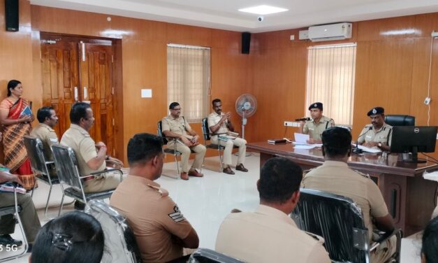 வேலூர் சரக காவல்துறை துணை தலைவர் முனைவர். M.S.முத்துசாமி IPS., அவர்களின் தலைமையில் கலந்தாய்வுக் கூட்டம் நடைபெற்றது