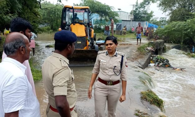 வெள்ளத்தால் பாதிக்கப்பட்ட இடங்களுக்குமதுரை சரக காவல்துறைதுணைத் தலைவர் ரம்யா பாரதி IPS நேரில் சென்றுபார்வையிட்டார்