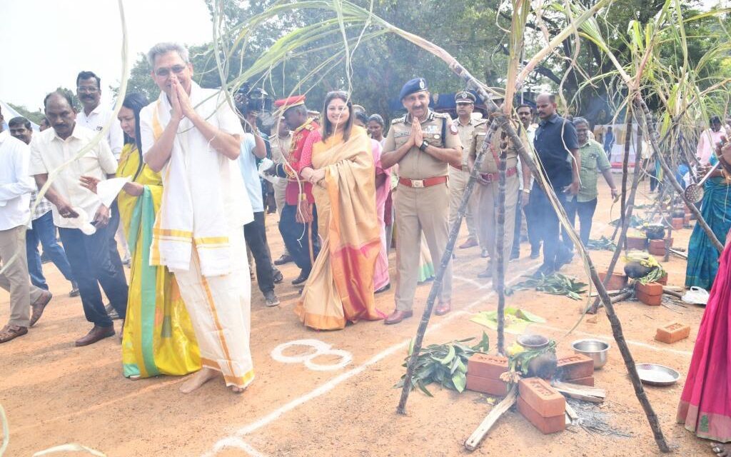 தமிழ்நாடு காவல்துறை தலைமை இயக்குநர் மற்றும் சென்னை பெருநகர காவல் ஆணையாளர் ஆகியோர் புனித தோமையர் மலை ஆயுதப்படை மைதானத்தில், காவல் ஆளிநர்கள் மற்றும் காவலர் குடும்பத்தினரின் பொங்கல் விழாவில் கலந்து கொண்டனர்