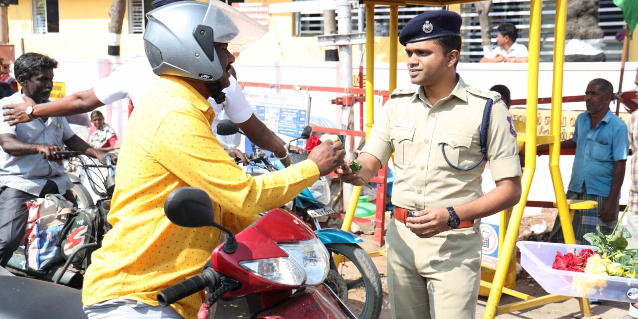 திருப்பத்தூர் மாவட்ட காவல் கண்காணிப்பாளர் ஆல்பர்ட்ஜான்,IPS.,தலைக்கவசம் அணிந்து வந்த பொது மக்களுக்கு பூ கொத்து கொடுத்து வரவேற்றார்