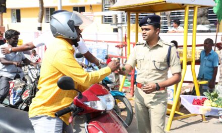 திருப்பத்தூர் மாவட்ட காவல் கண்காணிப்பாளர் ஆல்பர்ட்ஜான்,IPS.,தலைக்கவசம் அணிந்து வந்த பொது மக்களுக்கு பூ கொத்து கொடுத்து வரவேற்றார்