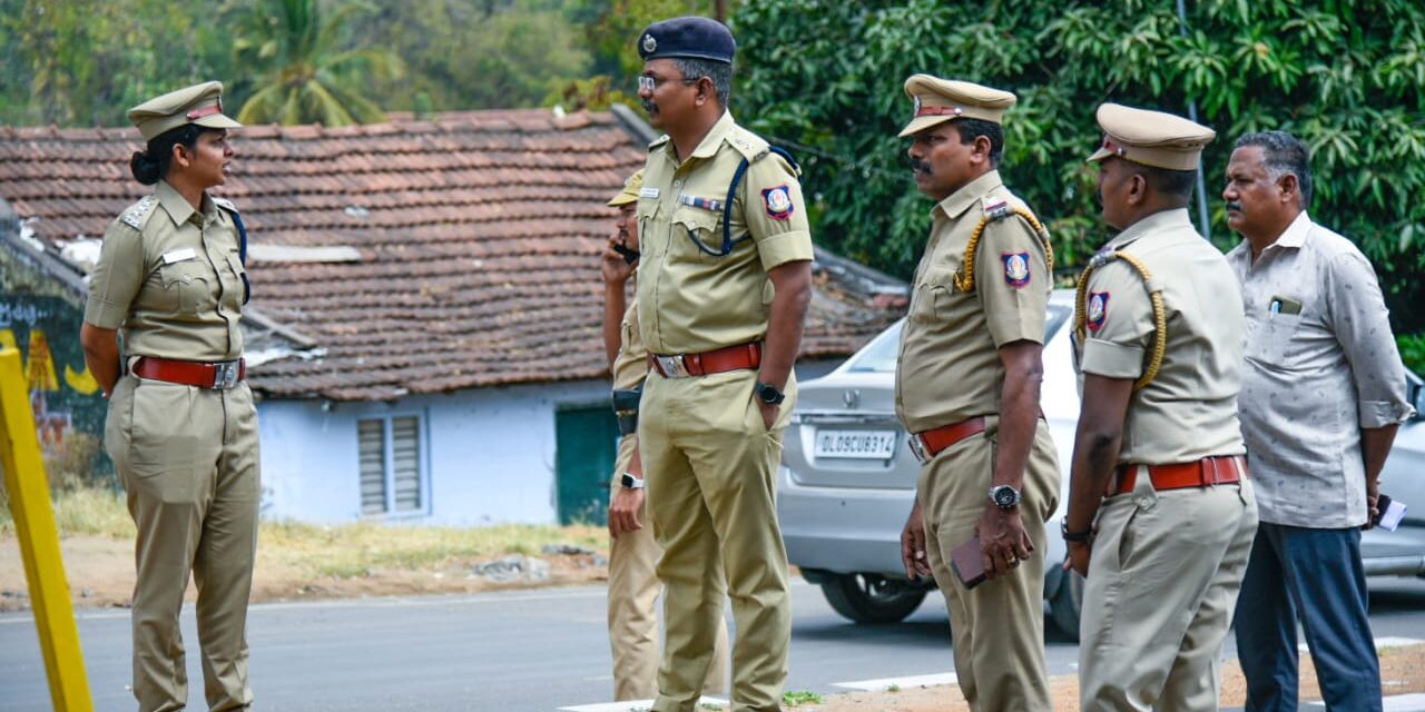 கோவைமாவட்ட காவல்கண்காணிப்பாளர் ஆனைமலை காவல் நிலைய பகுதியில் உள்ள சோதனை சாவடி மற்றும் பொள்ளாச்சி காவல் நிலைய பகுதியில் உள்ள பேருந்து நிலையங்களை ஆய்வு மேற்கொண்டு அறிவுரை வழங்கினார்