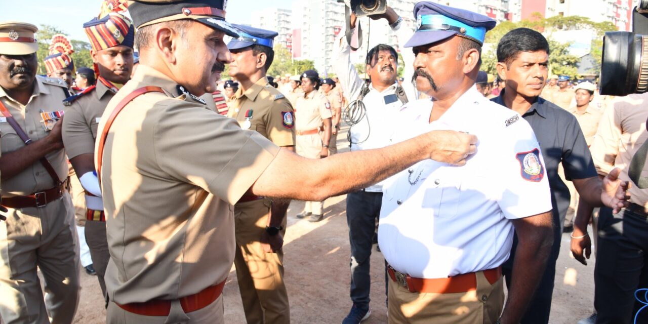 சென்னை பெருநகர காவல் ஆணையாளர் சிறப்பாக பணிபுரிந்த சென்னை பெருநகர காவல்துறையைச் சேர்ந்த  557 காவல் ஆளிநர்களுக்கு தமிழக முதலமைச்சர் காவல் பதக்கங்கள் வழங்கினார்.