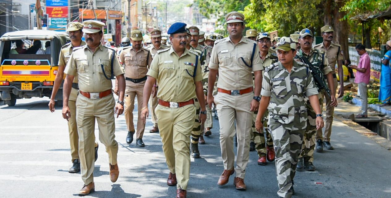 கோவை மாவட்ட காவல்துறை சார்பாக மேட்டுப்பாளையம் பகுதியில் மாவட்ட கண்காணிப்பாளர் அவர்கள் தலைமையில் கொடி அணிவகுப்பு