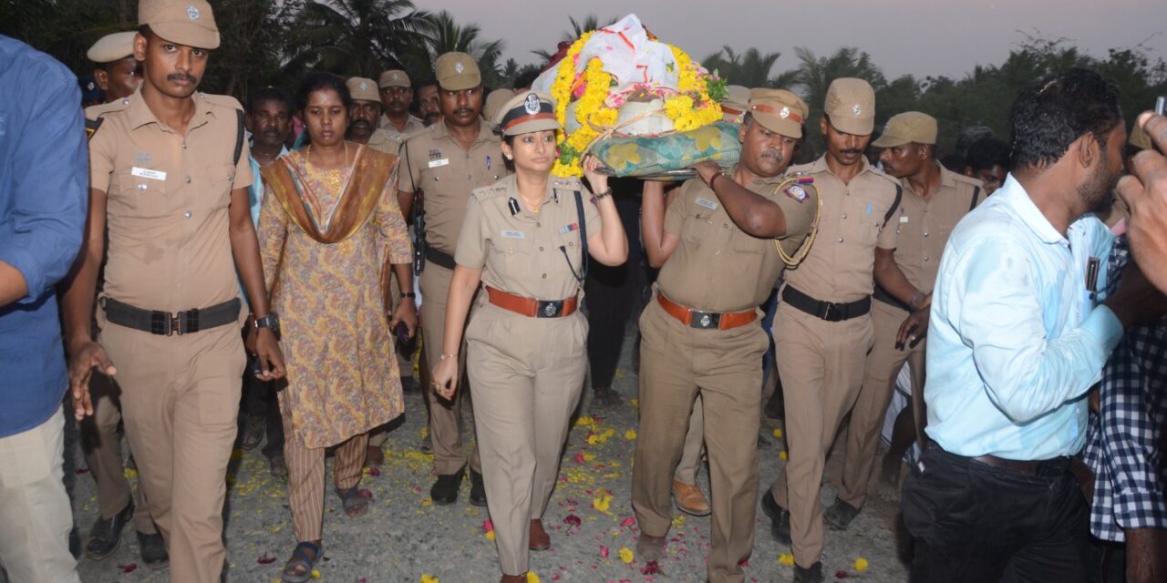 30 துப்பாக்கி குண்டுகள் முழங்க உயிரிழந்த ஆய்வாளர் திருமதி.பிரியாவின் உடலுக்கு மாவட்ட காவல்துறை கண்காணிப்பாளர் வந்திதா பாண்டே தலைமையில் காவல்துறையினர் இறுதி மரியாதை செலுத்தினர்.