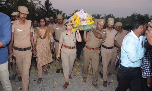 30 துப்பாக்கி குண்டுகள் முழங்க உயிரிழந்த ஆய்வாளர் திருமதி.பிரியாவின் உடலுக்கு மாவட்ட காவல்துறை கண்காணிப்பாளர் வந்திதா பாண்டே தலைமையில் காவல்துறையினர் இறுதி மரியாதை செலுத்தினர்.