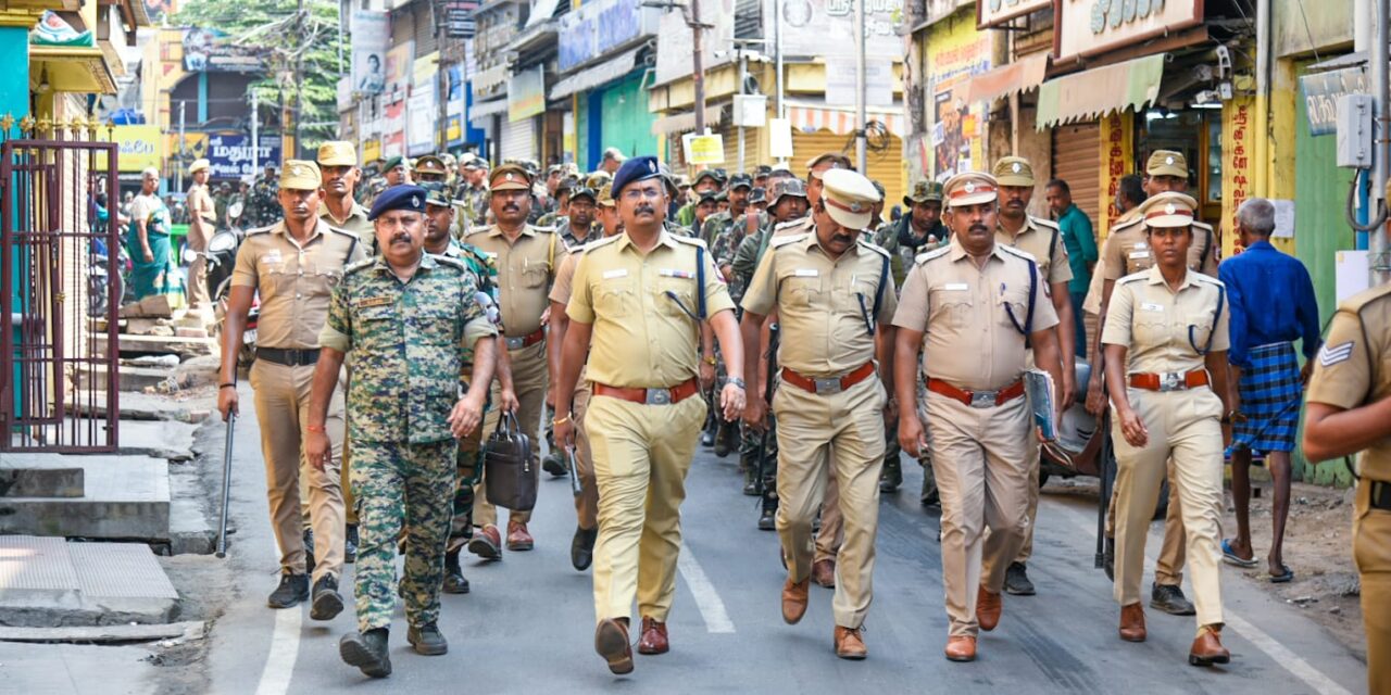 கோவை மாவட்ட காவல்துறை சார்பாக பொள்ளாச்சி பகுதியில் மாவட்ட கண்காணிப்பாளர் அவர்கள் தலைமையில் கொடி அணிவகுப்பு