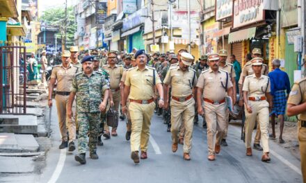 கோவை மாவட்ட காவல்துறை சார்பாக பொள்ளாச்சி பகுதியில் மாவட்ட கண்காணிப்பாளர் அவர்கள் தலைமையில் கொடி அணிவகுப்பு