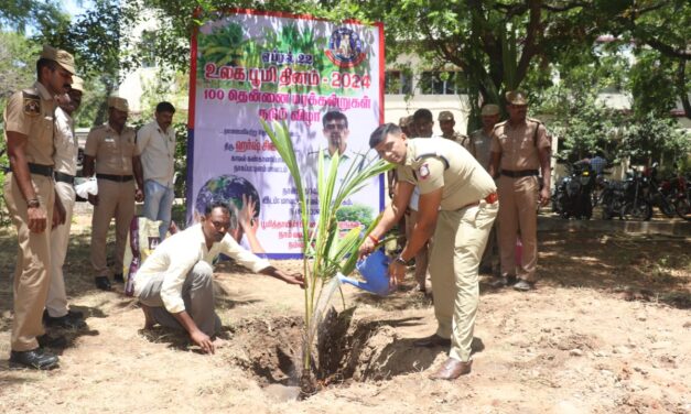 மாவட்ட காவல் அலுவலகத்தில் உலக பூமி தினத்தை முன்னிட்டு மாவட்ட காவல் கண்காணிப்பாளர் ஹர்ஷ் சிங் இ. கா.ப.,  தென்னை மரக்கன்றுகள் நடும் நிகழ்வினை தொடங்கி வைத்தார்கள்