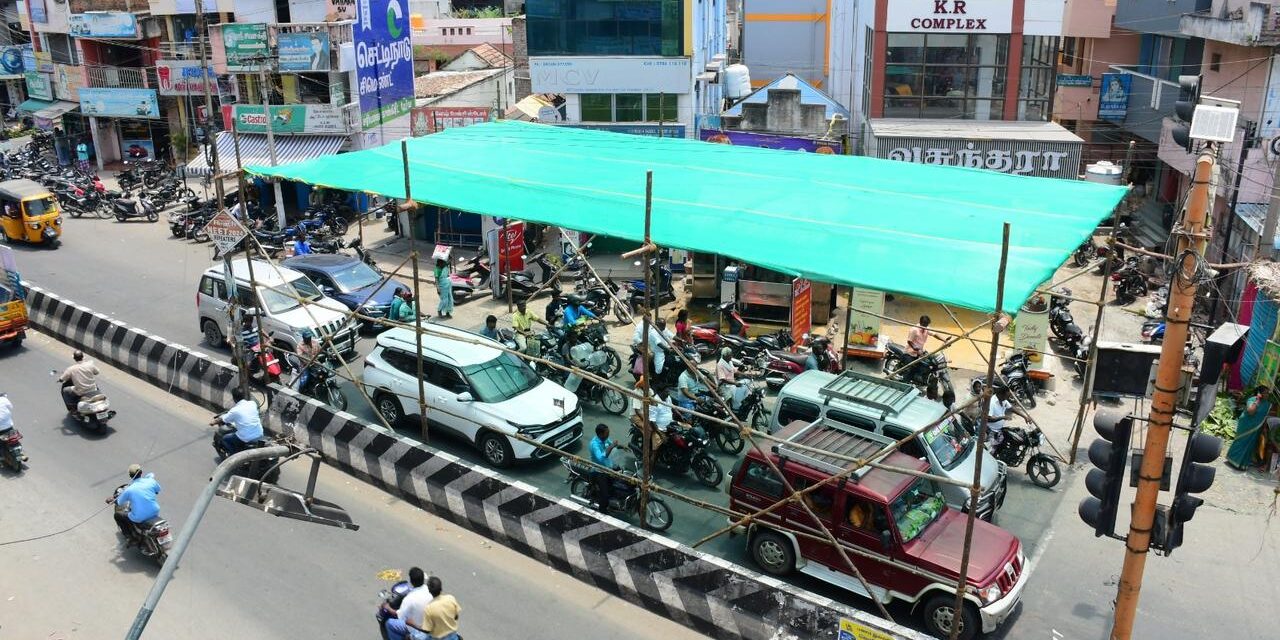 பெரம்பலூர் காமராஜர் வளைவு சிக்னலில் காத்திருக்கும் வாகன ஓட்டிகளுக்காக பந்தல் அமைத்து கொடுத்த பெரம்பலூர் மாவட்ட காவல்கண்காணிப்பாளர் அவர்கள்