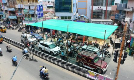 பெரம்பலூர் காமராஜர் வளைவு சிக்னலில் காத்திருக்கும் வாகன ஓட்டிகளுக்காக பந்தல் அமைத்து கொடுத்த பெரம்பலூர் மாவட்ட காவல்கண்காணிப்பாளர் அவர்கள்