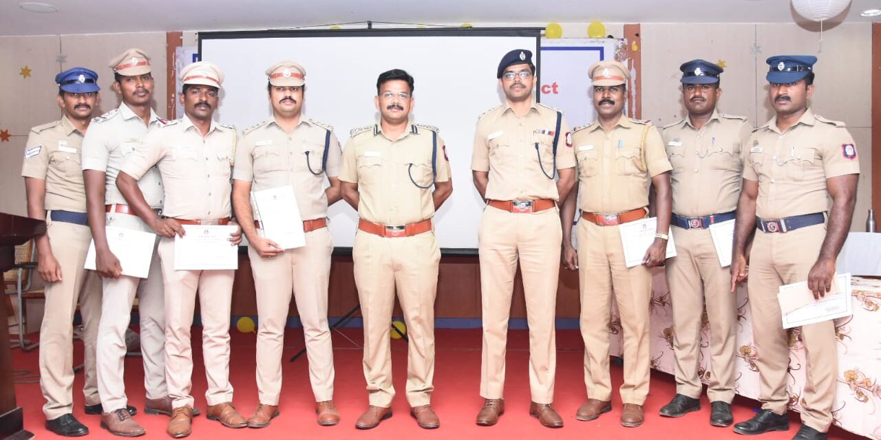 இராமநாதபுரம் சரக காவல்துறை துணைத்தலைவர் முனைவர் துரை IPS சிவகங்கை தாலுகா காவல் அதிகாரிகளுக்கு மெச்சத்தக்க பணிக்கு பாராட்டு சான்றிதழ் வழங்கினார்