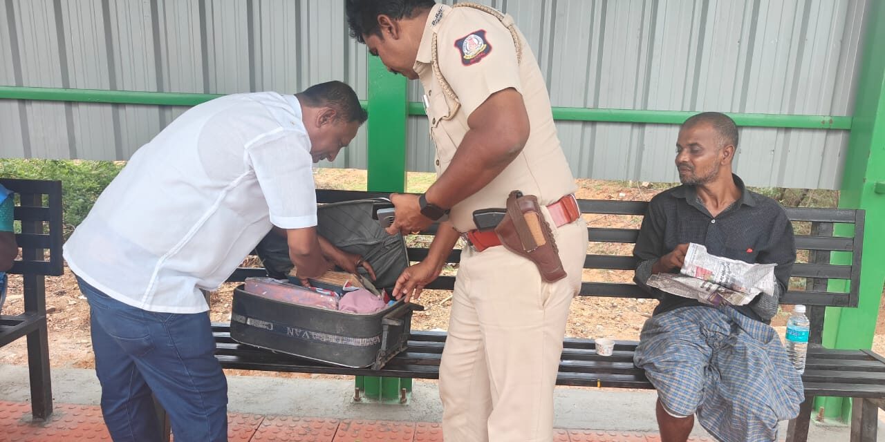 மனநலம் பாதிக்கப்பட்ட நபரை மீட்டுமுன்னீர்பள்ளம் காவல்துறை ஆய்வாளர் சுரேஷ் அவர்கள் ஆம்பூர் அன்னைதெரசா டிரஸ்டில் ஒப்படைத்தார்