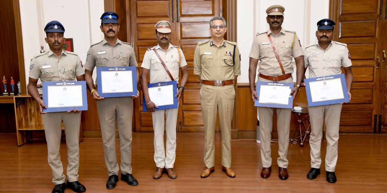 இரண்டு வருடங்களுக்கு முன்பு நடந்த கொலை குற்றவாளிகளை கைது செய்த திருப்புவனம் காவல் ஆய்வாளர் சிவக்குமார் குழுவினரை தமிழ்நாடு காவல்துறை தலைமை இயக்குநர் நேரில் அழைத்து பாராட்டினார்