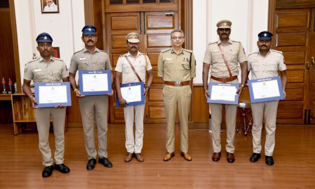 இரண்டு வருடங்களுக்கு முன்பு நடந்த கொலை குற்றவாளிகளை கைது செய்த திருப்புவனம் காவல் ஆய்வாளர் சிவக்குமார் குழுவினரை தமிழ்நாடு காவல்துறை தலைமை இயக்குநர் நேரில் அழைத்து பாராட்டினார்