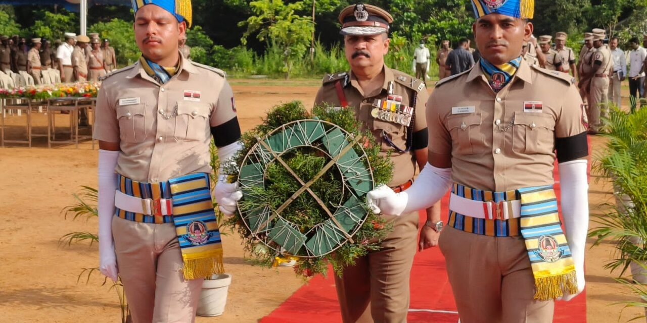 ஆவடி காவல் ஆணையரக ஆயுதப்படை மைதானத்தில் காவலர் நினைவு சின்னத்தில் காவல் ஆணையாளர் கி. சங்கர், இ.கா.ப.,  மலர் வளையம் வைத்து மரியாதை செலுத்தினார்