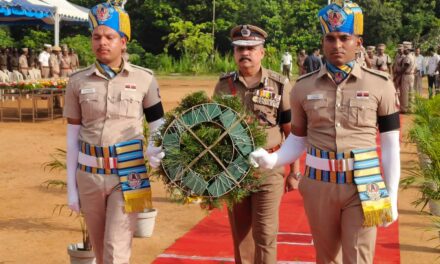 ஆவடி காவல் ஆணையரக ஆயுதப்படை மைதானத்தில் காவலர் நினைவு சின்னத்தில் காவல் ஆணையாளர் கி. சங்கர், இ.கா.ப.,  மலர் வளையம் வைத்து மரியாதை செலுத்தினார்