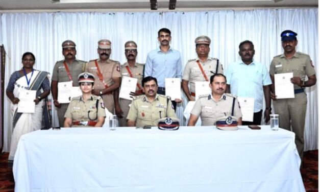 மத்திய மண்டல காவல் துறை தலைவர் G. கார்த்திக்கேயன், இ.கா.ப., காவலர்களுக்கு சிறந்த சேவைக்கான நற்சான்றிதழ்கள் வழங்கினார்
