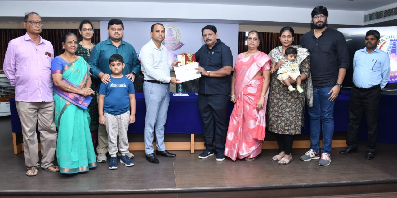 சென்னை பெருநகர காவல் ஆணையாளர் உத்தரவின்பேரில், பணி ஓய்வு பெறும் 13 காவல் அலுவலர்களுக்கு கூடுதல் காவல் ஆணையாளர் பாராட்டி சான்றிதழ்கள் வழங்கினார்.
