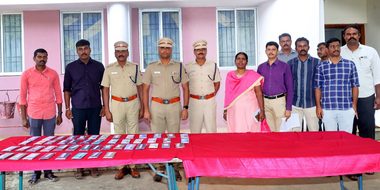 தொலைந்த 104 கைப்பேசிகள் மீட்பு திருநெல்வேலி மாவட்ட காவல் கண்காணிப்பாளர்   உரியவர்களிடம் ஒப்படைத்தார்.