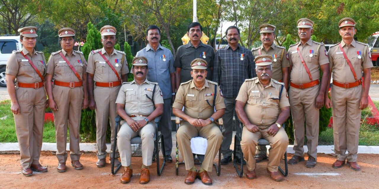 கரூர் மாவட்டகாவல் துறையில் 25 ஆண்டுகள் தண்டனை இல்லாமல் சிறப்பாக பணியாற்றியவர்களுக்கு பதக்கம்