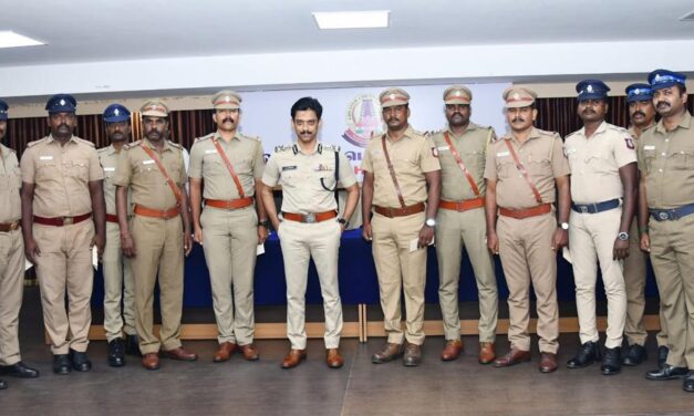 சென்னை  IPL QR குறியீடு வழியாக கைதான திருடர்கள் – காவல்துறையினருக்கு பெருநகர காவல் ஆணையாளர் பாராட்டு, வெகுமதி வழங்கினார்