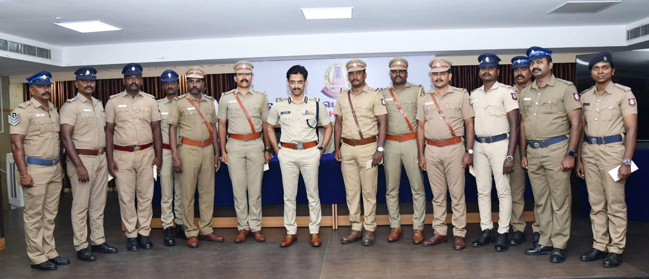 சென்னை  IPL QR குறியீடு வழியாக கைதான திருடர்கள் – காவல்துறையினருக்கு பெருநகர காவல் ஆணையாளர் பாராட்டு, வெகுமதி வழங்கினார்
