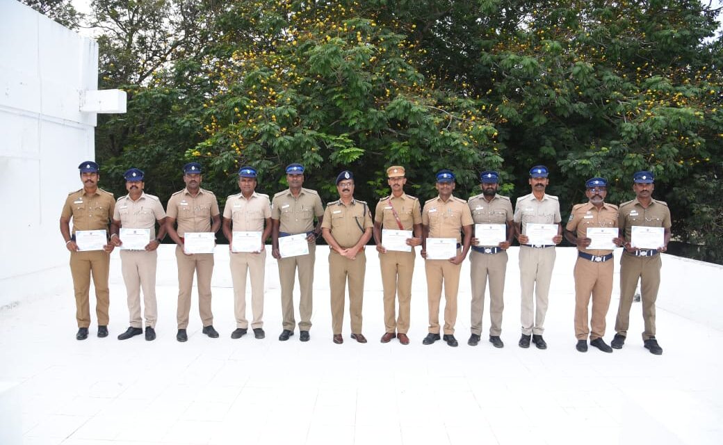 இராமநாதபுரம் சரக காவல்துறை துணைத் தலைவர் முனைவர் பா. மூர்த்தி, இ.கா.ப சிறந்த காவலர்களுக்கு சான்றிதழ் வழங்கினார்.