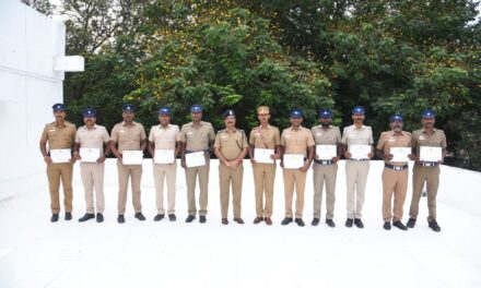 இராமநாதபுரம் சரக காவல்துறை துணைத் தலைவர் முனைவர் பா. மூர்த்தி, இ.கா.ப சிறந்த காவலர்களுக்கு சான்றிதழ் வழங்கினார்.