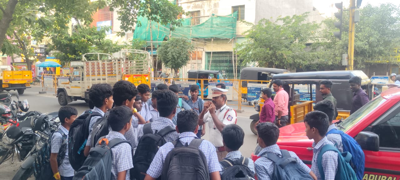 Inspector A. Thangamani Leads Madurai Students in Pledge for Safe Bus Travel