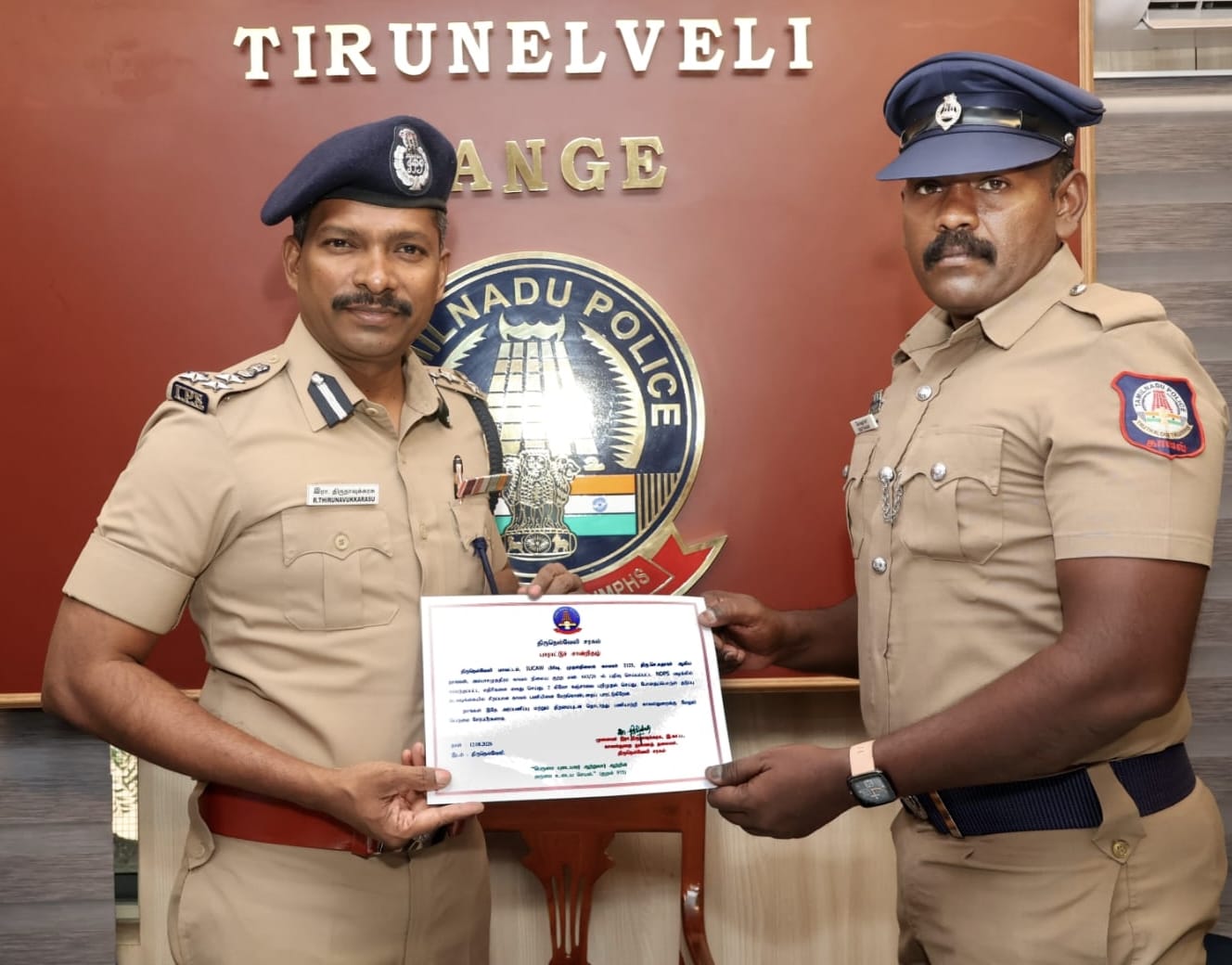 2 கிலோ கஞ்சா பறிமுதல் – சிறப்பாக பணியாற்றிய காவலர்களுக்கு திருநெல்வேலி சரக டிஐஜி திருநாவுக்கரசு, இ.கா.ப., பாராட்டு