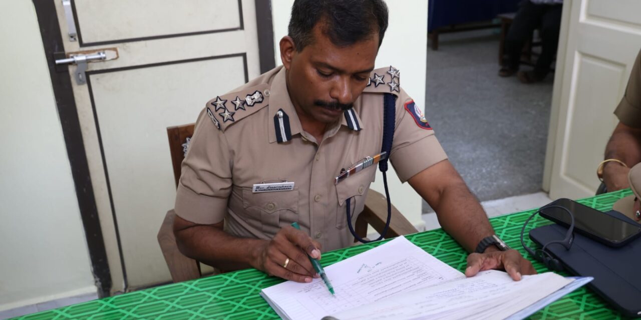 தனி விரல் ரேகைப் பிரிவில் காவல் சரக துணைத் தலைவர் திருநாவுக்கரசு, இ.கா.ப ஆய்வு