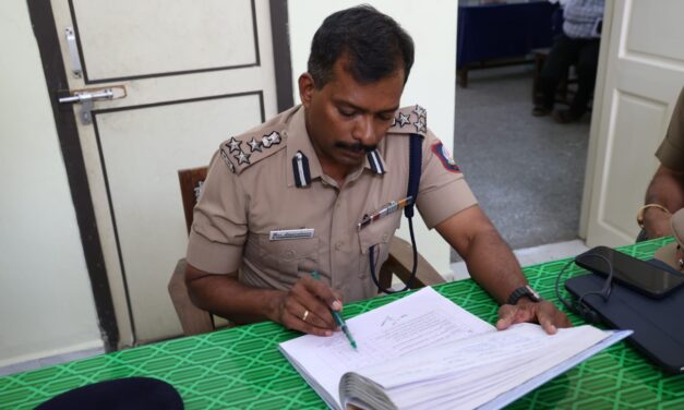 தனி விரல் ரேகைப் பிரிவில் காவல் சரக துணைத் தலைவர் திருநாவுக்கரசு, இ.கா.ப ஆய்வு